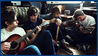 five seconds of summer y su gira height=291 width=505>border=0 height=192 width=336><p>Para diciembre del 2012, la banda realiz� un viaje a Londres donde tuvieron la oportunidad de escribir con varios artistas como McFly, Roy Stride de Scouting for  Girls, Nick Hodgson de Kaiser Chiefs, Jamie Scott, Jake Gosling, Steve Robson y James Bourne de Busted.<p>El 14 de febrero del 2013, se anunci� que la banda ser�a telonera de One Direction en su gira mundial 